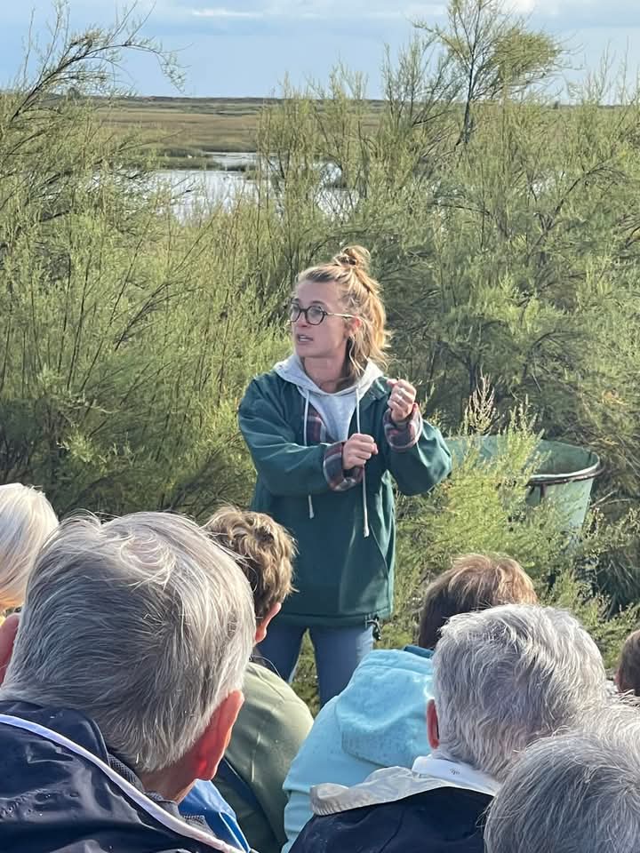 Emma partage sa passion pour la nature et les oiseaux durant une animation